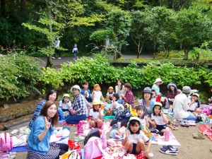 加茂山公園に親子遠足に行きました。 お家の方と一緒に行くのを 楽しみにしていた子どもたち。 公園内を探険するオリエンテーリングをした後は みんなでおいしいお弁当タイム!! 広い公園でみんなで食べたお弁当は 最高でしたね！